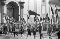 Svazačky v prvomájovém průvodu, Olomouc, 1962